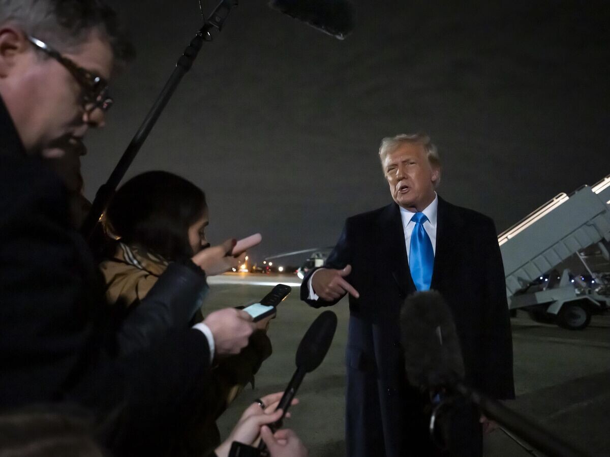    Президент США Дональд Трамп беседует с журналистами на авиабазе Эндрюс, штат Мэриленд | © AP Photo / Ben Curtis