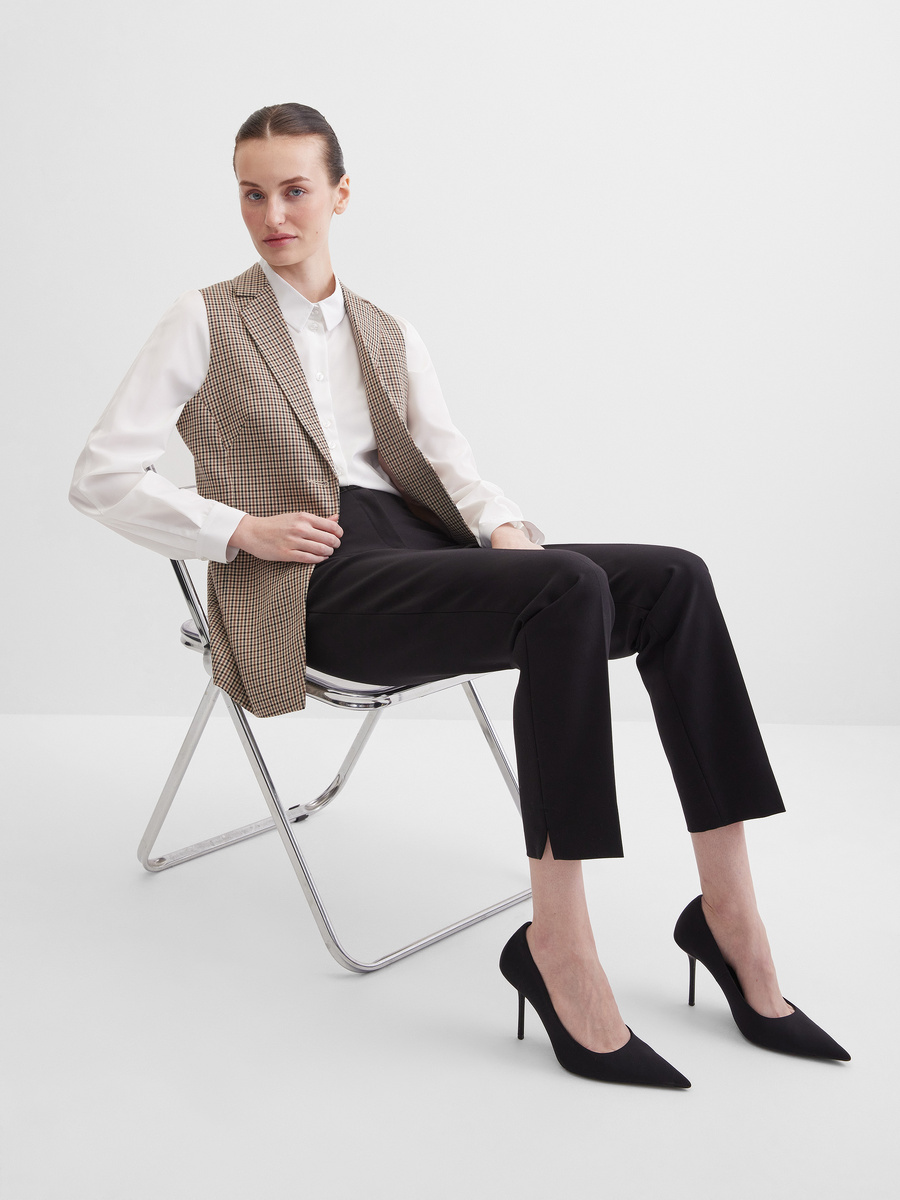 Жилет: 10 990 руб. Модель: 471208 Артикул ткани: СВ218
Состав: 67% вискоза, 30% полиэстер, 3% лайкра Подкладка: 100% вискоза