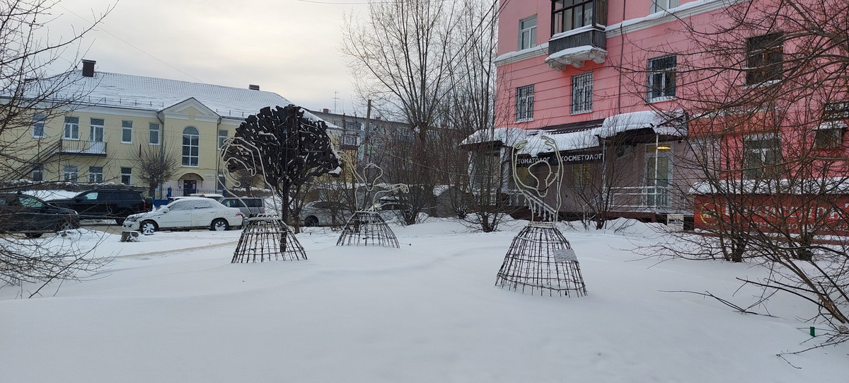  У нас пасмурно. Проспект Строителей, рядом с детской библиотекой Крупской. Ходила за вариантом образа в книге о Хозяйке Медной горы. Наша кукла-хозяйка на первом фото к статье. Ясно, что нужно ее украшать и дальше.