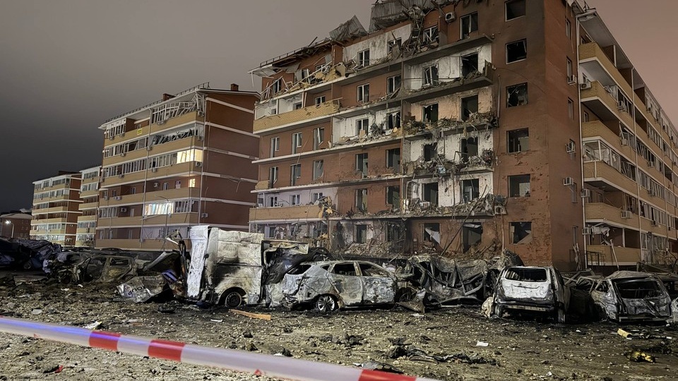 Массированная атака БПЛА на Юг России: 11 пострадавших в Адыгее, эвакуация и разрушения на Кубани