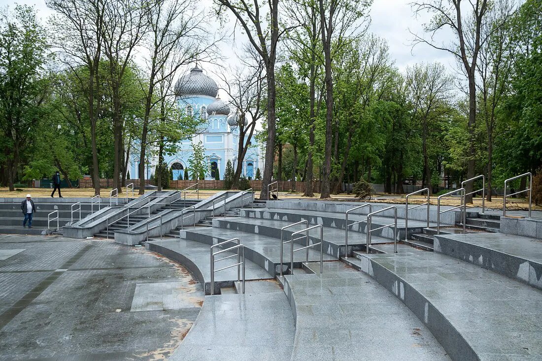 Молодёжный парк и вид на быший кладбищенский храм Уксеновения Главы Иоанна Предчети 