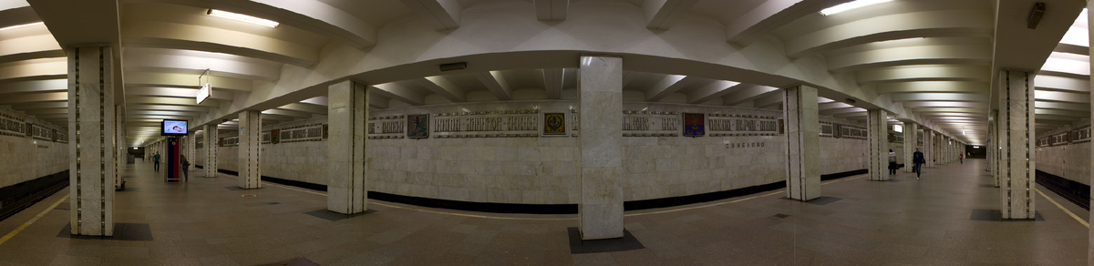 Перед вами яйцевидная панорама станции метро "Свиблово", и её тема — древнерусские города, включая Золотое кольцо в полном составе. С одним маленьким нюансом. Фото с Викисклада: https://commons.wikimedia.org/wiki/File:Sviblovo_18.jpg