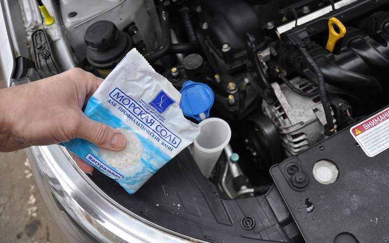 Засыпаем соль прямо в горловину бачка мывающей жидкости.Бачок омывайки
📷
