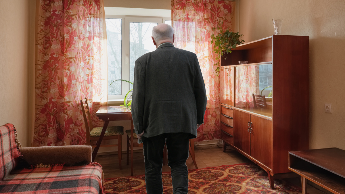 Это был совсем не старый, красивый мужчина