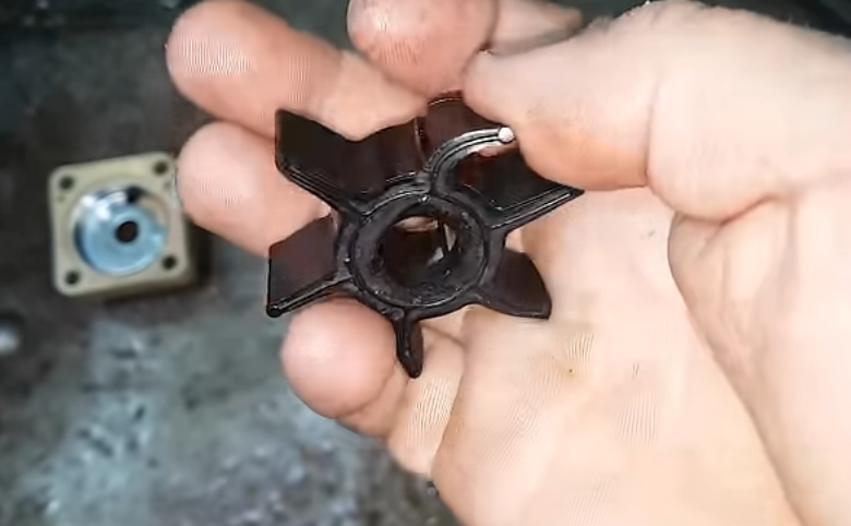 Скриншот из видеоролика: внешне крыльчатка выглядит совершенно нормальной, а если нажать на лопасть, видны основательные трещины 