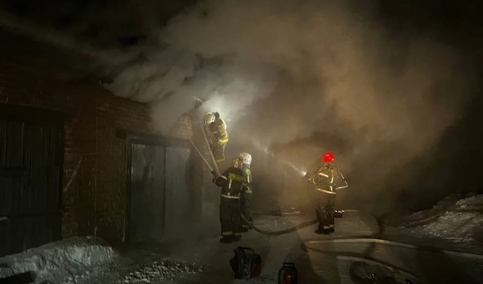    Гаражи горели ночью в Парабели. Фото: ГУ МЧС России по Томской области