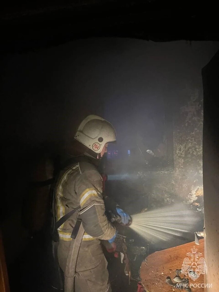    Пожар по ул. Георгия Исакова. Источник: ГУ МЧС по Алтайскому краю