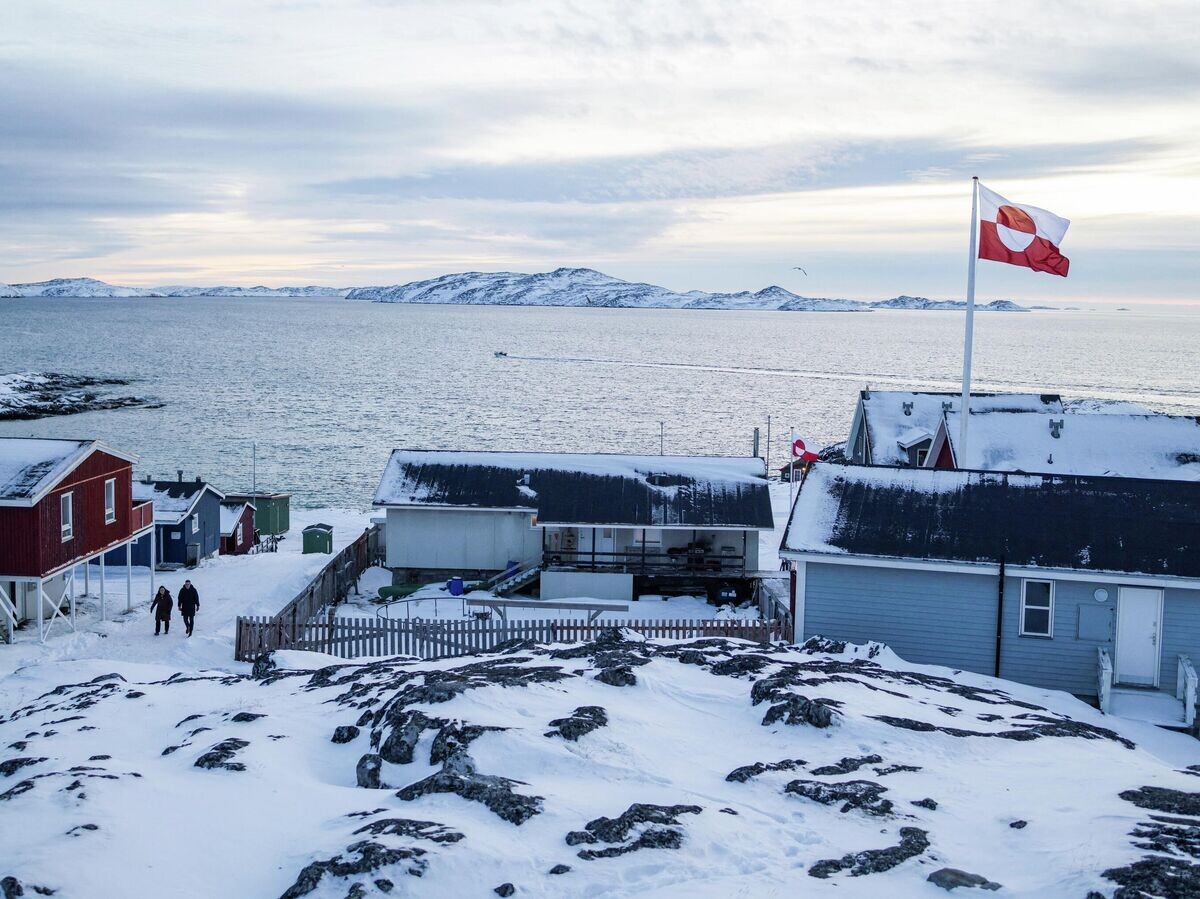    Флаг Гренландии на въезде в город Нуук | © REUTERS / Marko Djurica