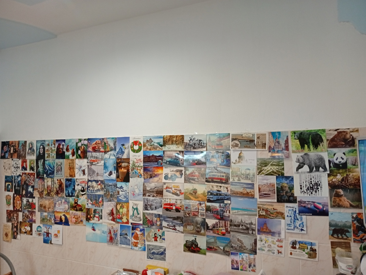 Стена с открытками на кухне 