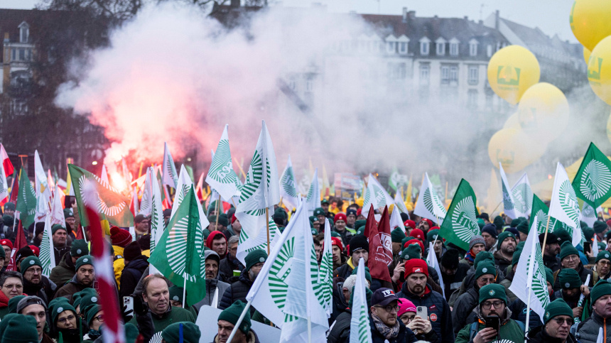 Фермеры устроили массовые протесты у здания Европарламента в Страсбурге