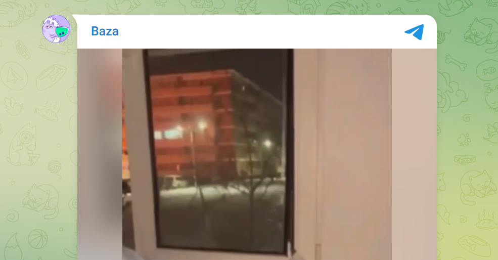 Кадры из квартир пострадавшего ЖК: в комнатах выбиты окна, по полу разбросаны осколки. Скрин "Baza"