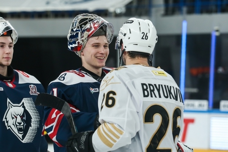    Воспитанник Ярослав Озолин (в центре) спасает команду.   
Фото: hcnh.ru