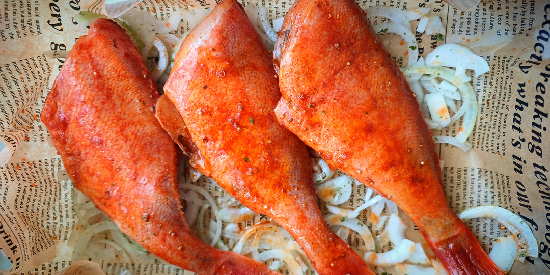 Запекаем морского окуня в пряном маринаде к ужину: просто и со вкусом!