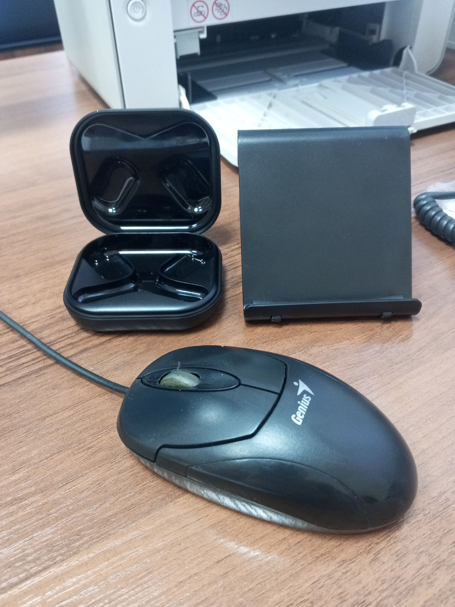 Мышь, наушники и подставка под телефон - главные атрибуты офисного планктона. Точнее меня 🤣