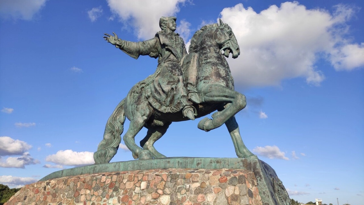 Памятник императрице Елизавете Петровне в Балтийске, Калининградская область