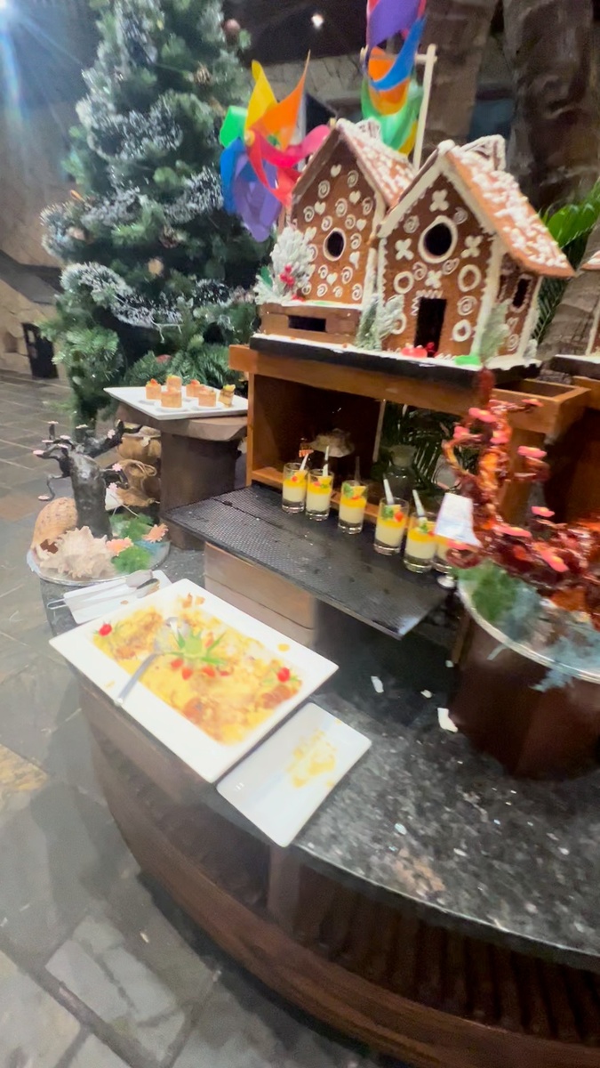 Сладкий шведский стол в отеле Амиана. (больше всего я люблю пироженные).