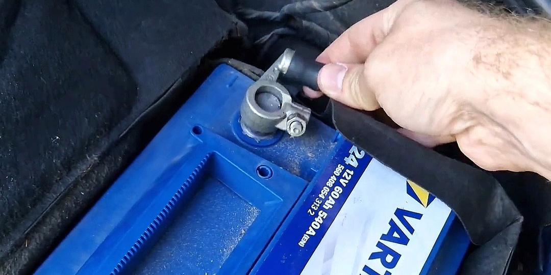 Можно ли снимать аккумулятор при работающем двигателе? Объясняет эксперт!
