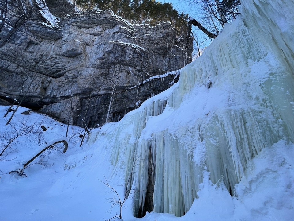    Зимой добраться до водопада можно только с организованным туром. Фото: Башгид.