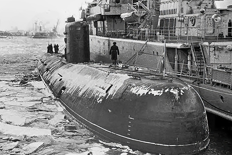 Фото Б-396 1990 г. в Зимней гавани Кронштадта из архива А. Пойлова.