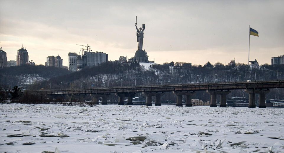 Блэкаут подвел патриотов: в ненависти к Зеленскому клянутся даже блогерши с орденами ГУР. Как в Киеве греются у костров и котами