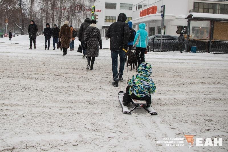    Люди переходят дорогу
