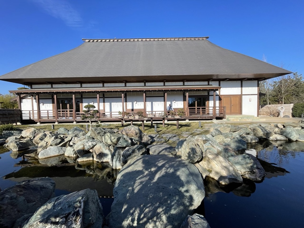 Зрелищная часть дома-коминка, как правило у садика или пруда, чтобы отдыхала душа.