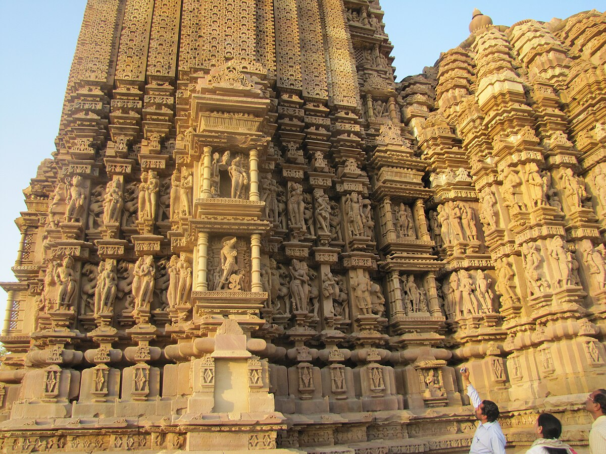 Храмы Кхаджурахо https://commons.wikimedia.org/wiki/File:Khajuraho_India,_Vamana_Temple,_Outer_Wall_Sculptures;_Photographed_10-March-2012.JPG