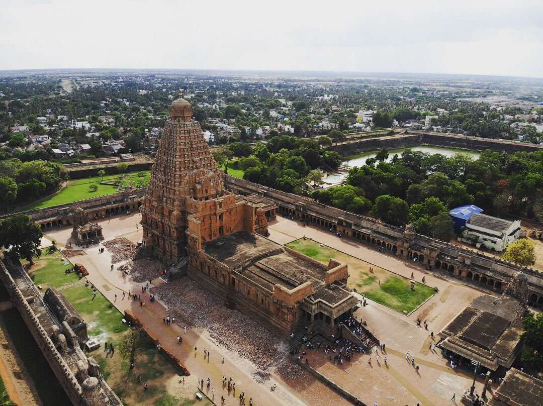 Храм Брихадишвара в Танджавуре https://www.re-thinkingthefuture.com/article/a-marvel-of-dravidian-architecture-the-brihadeeswara-temple/