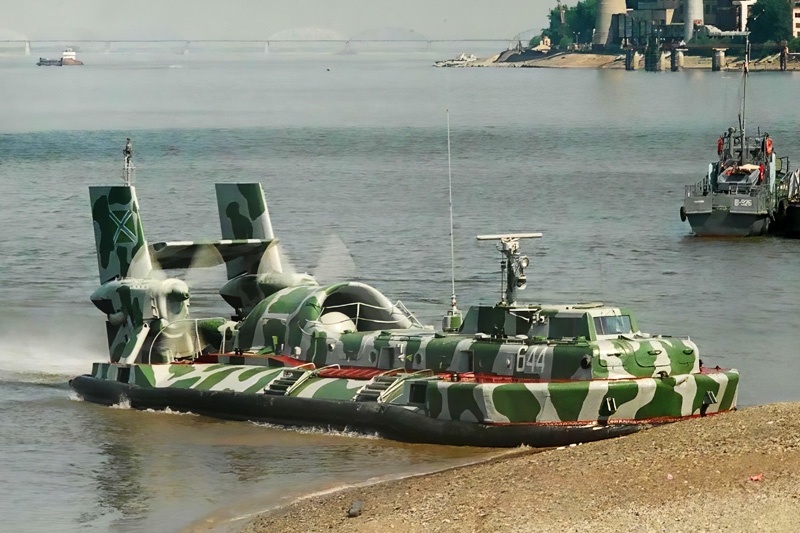 Фото 1998 г. с ДКВП во время учений на Амуре из книги-фотоальбома "Хабаровск – столица Дальневосточного региона".