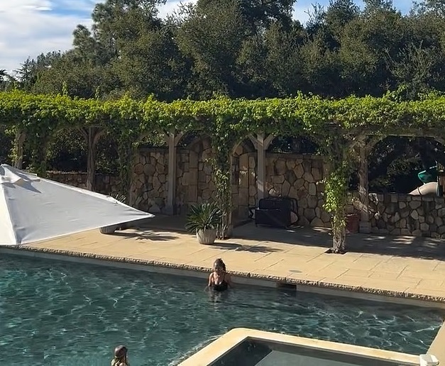 Мать Меган Маркл Дория Регланд и принцесса Лилибет в бассейне дома Сассекских в Монтесито. 