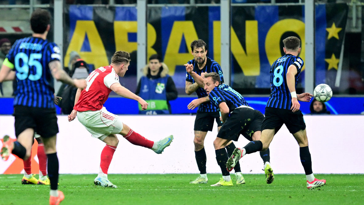    Нападающий «Арсенала» Виктор Дьекереш забивает гол «Интеру» в матче 7-го тура Лиги чемпионов 20 января. Reuters