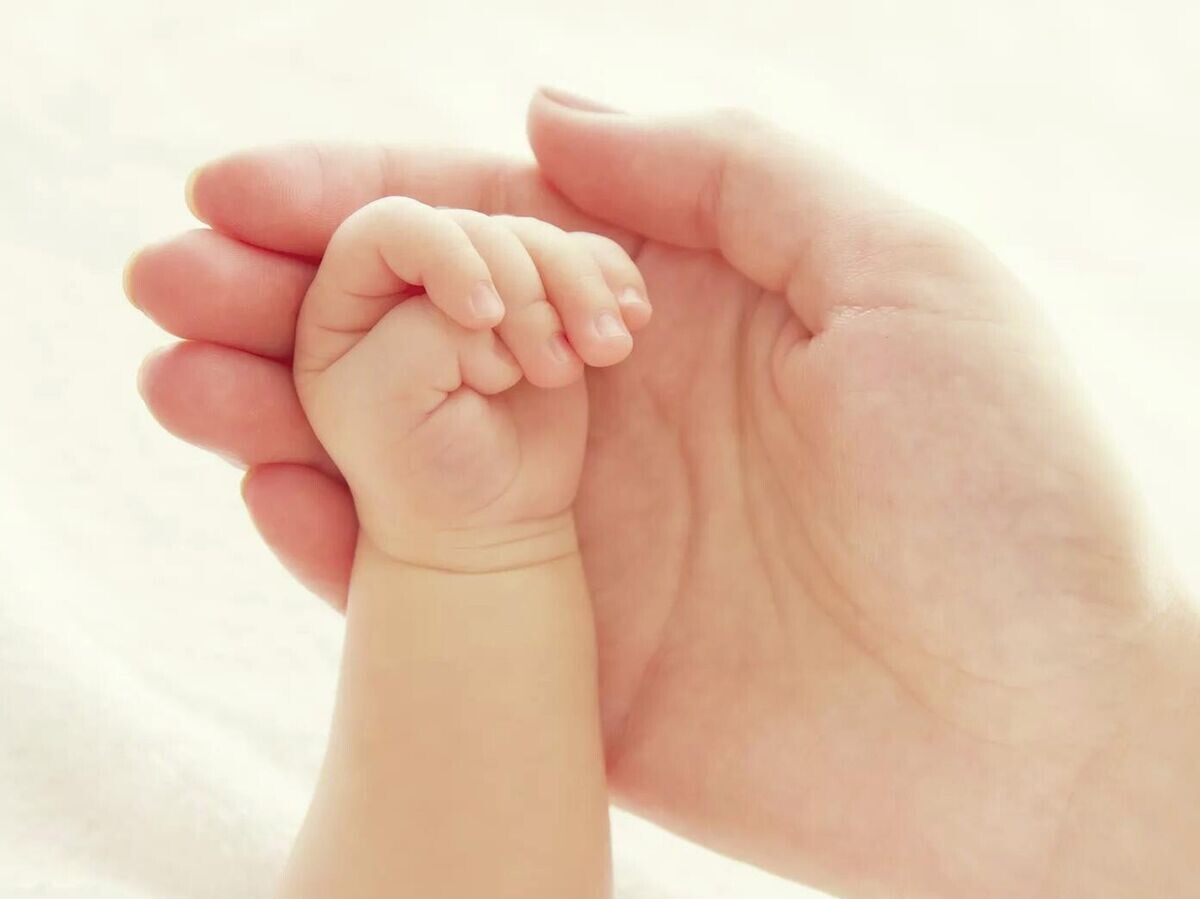    Руки ребенка и матери | © inarik