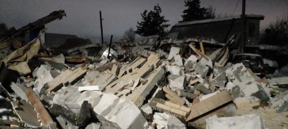    Информация об обрушении здания поступила в 05:27 21 января.