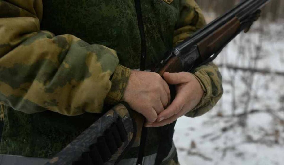     Человек с ружьем. Источник: nsk.kp.ru Автор фото: Ольга Юшкова