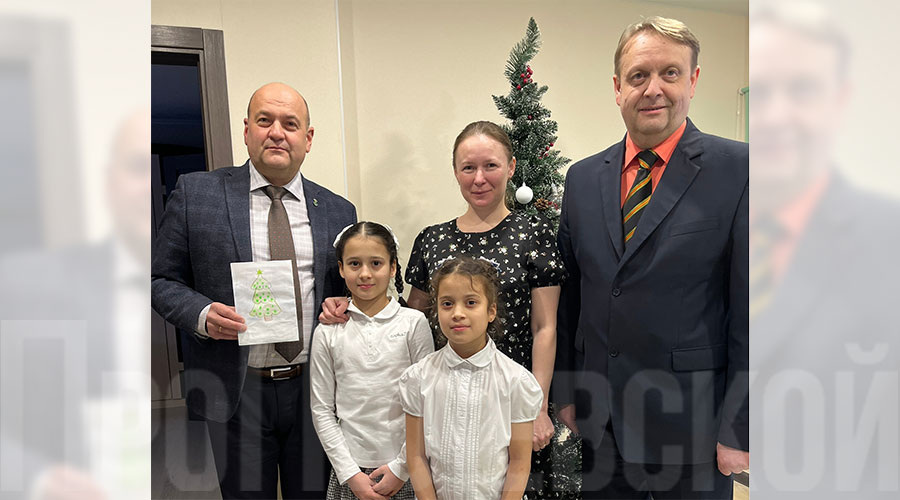 Сестрёнки Арина и Антонина, узнав об акции по телевизору, уговорили маму принять в ней участие