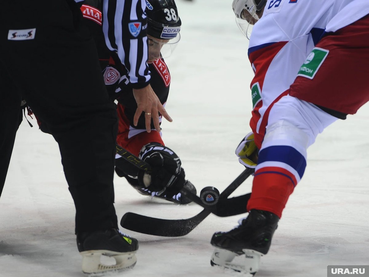     На хоккейную тренировку с губернатором ЯНАО Артюховым пришел окружной прокурор Конош