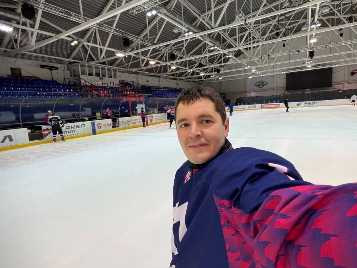    Губернатор Артюхов на вечерней хоккейной тренировке