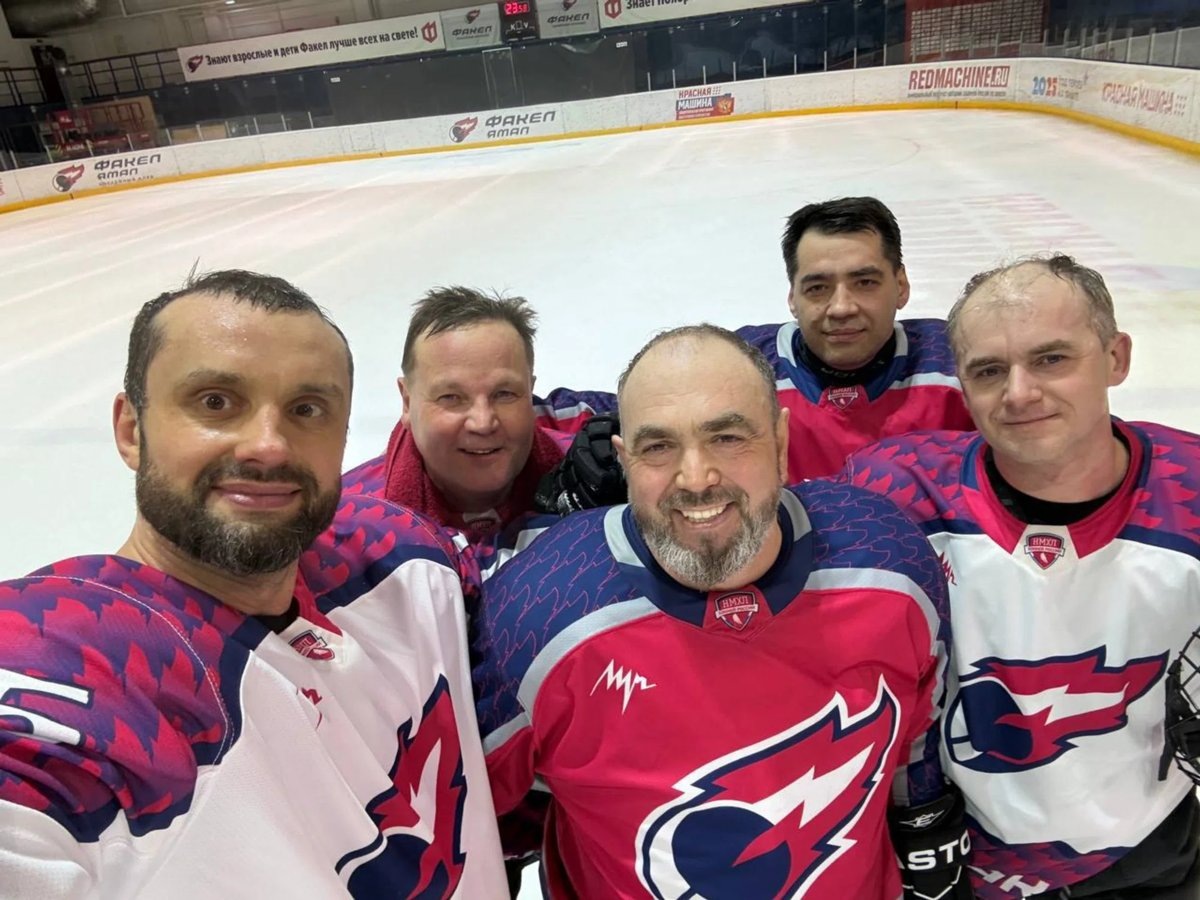    Депутат Щелконогов (слева), Сенатор Ситников (по центру), мэр Салехарда Титовский (справа), прокурор Конош (сзади справа) и глава департамента безопасности Неустроев