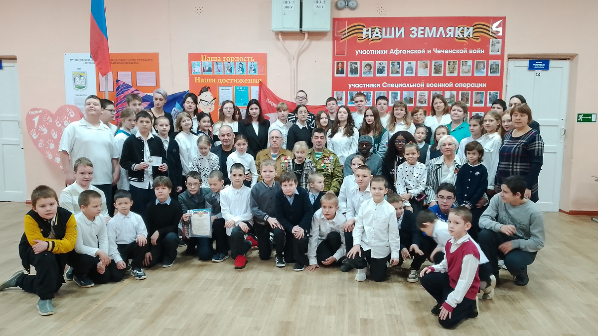 На торжественном уроке в школе №2.