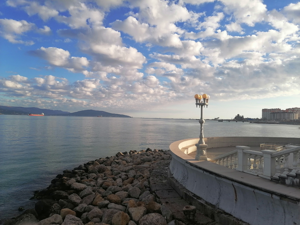 Справа храм, красивое место