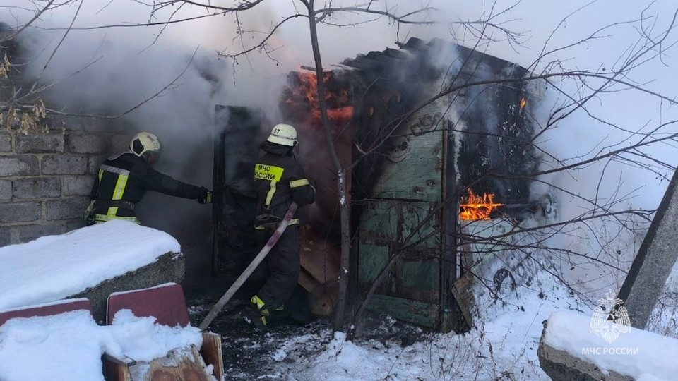    Сгорела хозяйственная постройка. Фото: МЧС России