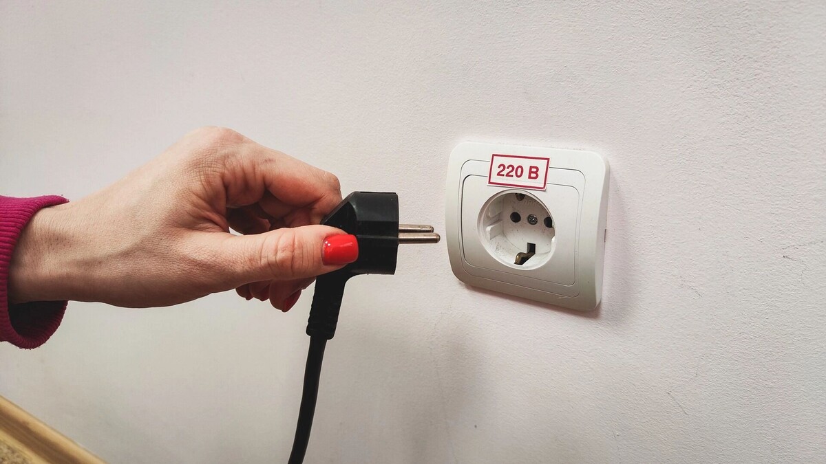    Жители поселка Мирный и СНТ «Залив» жалуются на слабое напряжение.   1MI