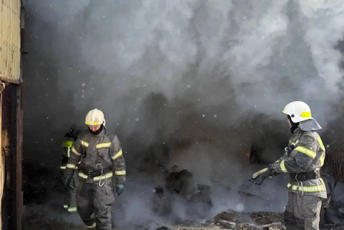    В Хабаровске пятый час горит ангар на улице Шкотова
