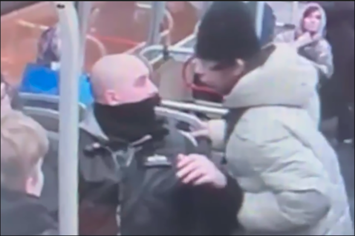    На видео зафиксировано, что нападавший (в белой куртке) первым подошёл к пассажирам и начал конфликт. Скриншот видеозаписи из салона автобуса