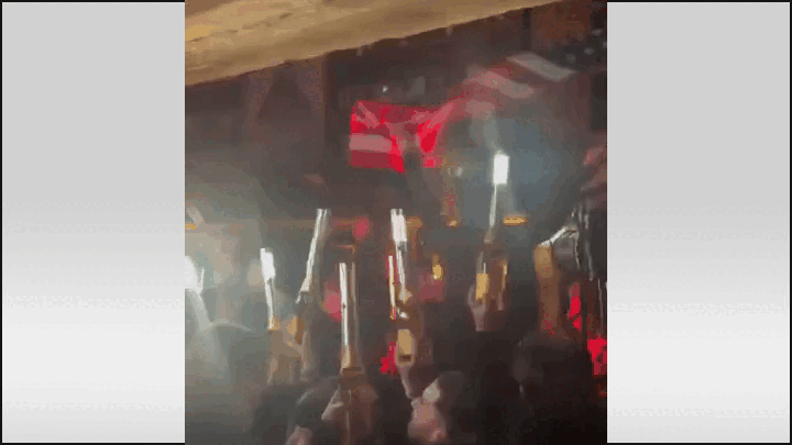    А ещё русские гости с удовольствием веселятся под американским флагом. GIF видео ТГ-канала Виталий Бородин