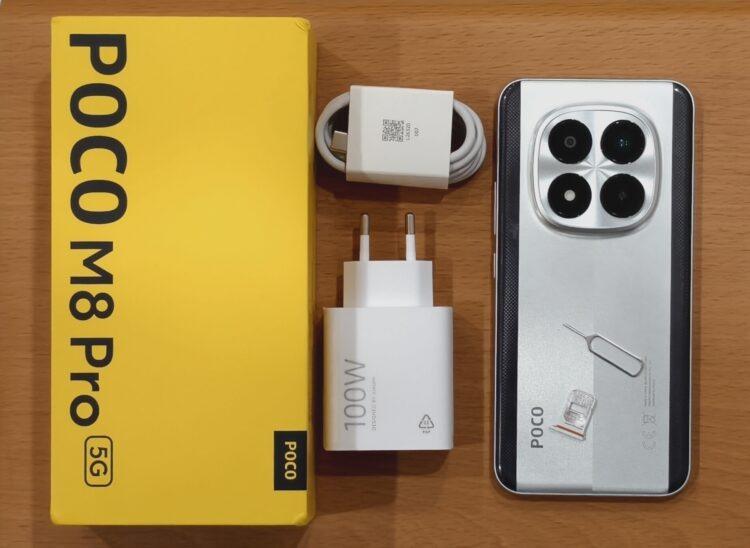    Комплект у смартфона традиционно богатый