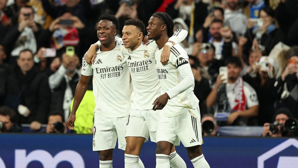    Игроки «Реала» Винисиус, Килиан Мбаппе и Эдуарду Камавинга празднуют гол в ворота «Монако» в матче Лиги чемпионов 20 января. Reuters