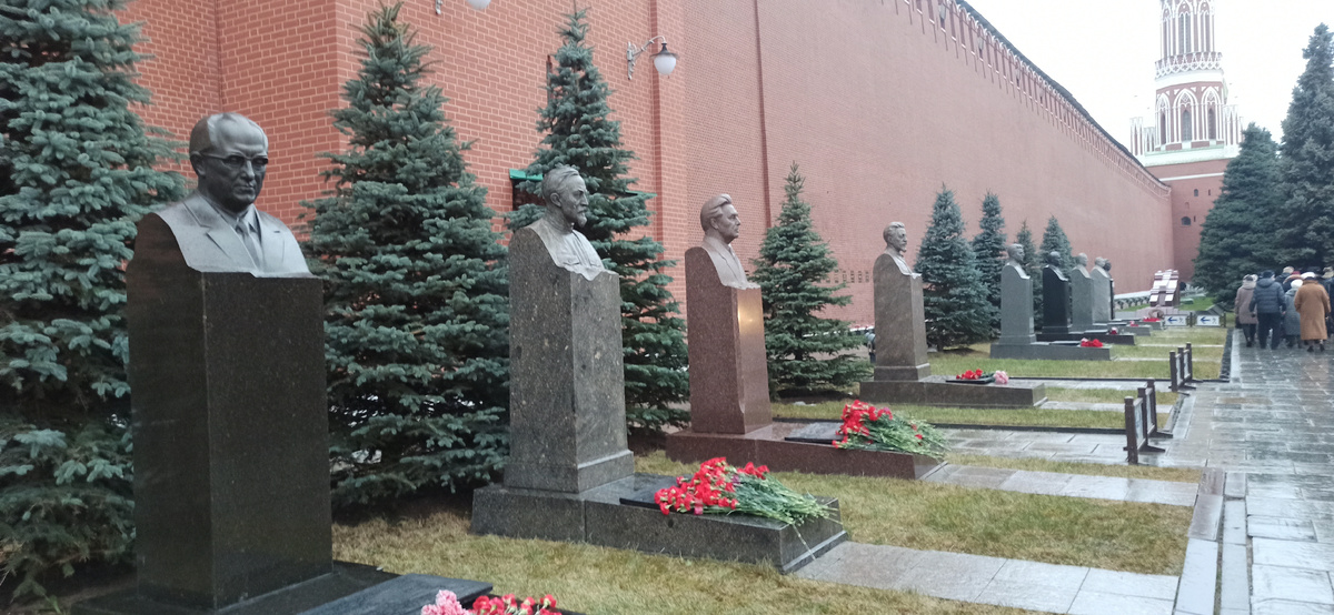 Гранитная шеренга Кремлевского некрополя (фото автора, 21 декабря 2025 года)