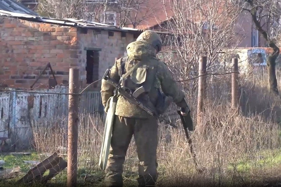    Военные инженеры в свой профессиональный праздник разминируют территорию ДНР. Фото: Минобороны России