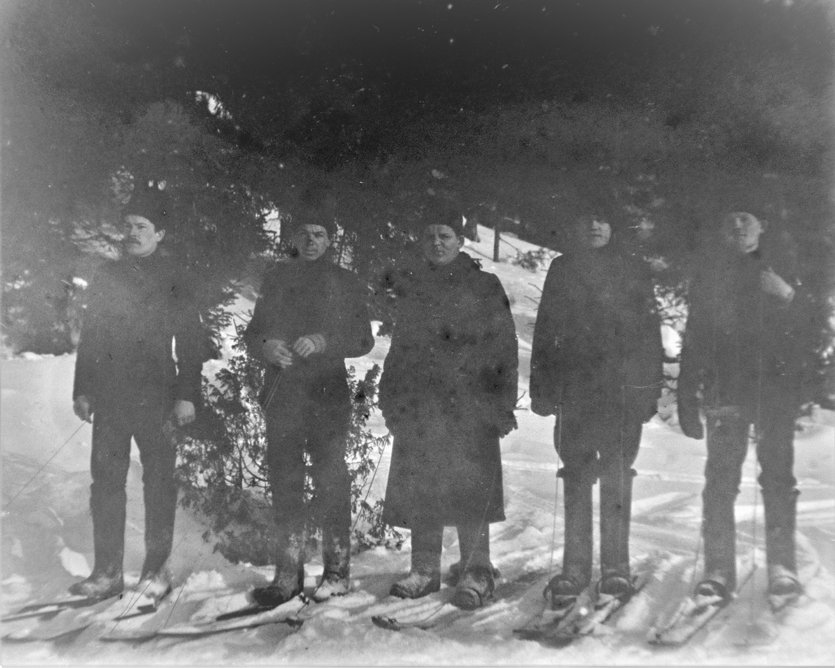 Из семейного фотоархива Медведевых Александра Никаноровича (? 1885 - 1943) и Анатолия Александровича (1919 - 2000)